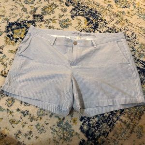 GAP Blue & white 5” short in great condition Sz18
